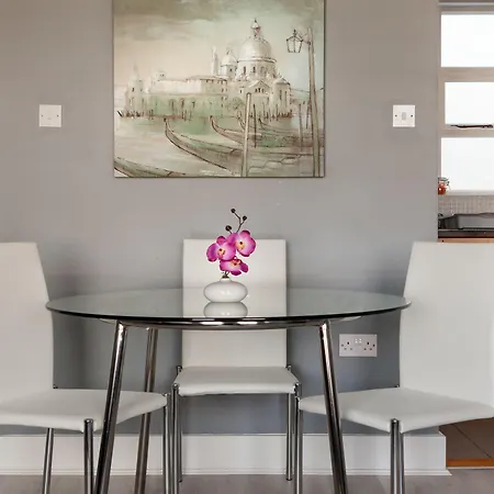 Clifden House By Nina بيت ضيافة 3*