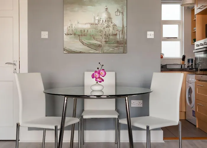 Clifden House By Nina Konukevi 3*